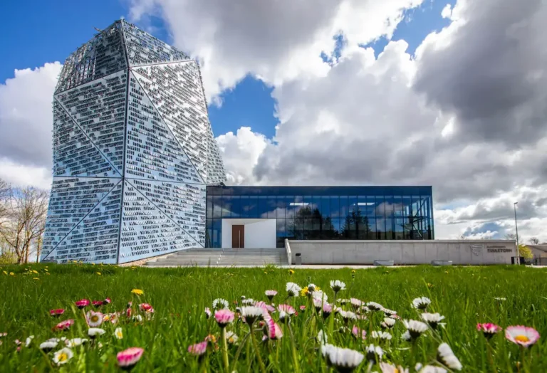 Tuuletorn kogupere elamuskeskus: Hiiumaad tutvustav ekspositsioon, Baltimaade kõrgeim (20 m) sise-ronimissein, bowling, ujula, jõusaal ja kohvik.