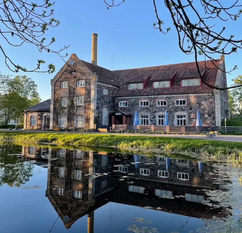 giidituur ja Majutus Hiiumaal Utoopia nr 9 hostel ja glämping Viscosa kultuuritehas.