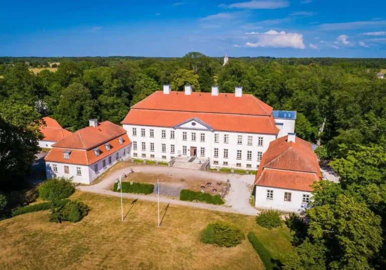 Barokk-stiilis Suuremõisa loss Hiiumaal