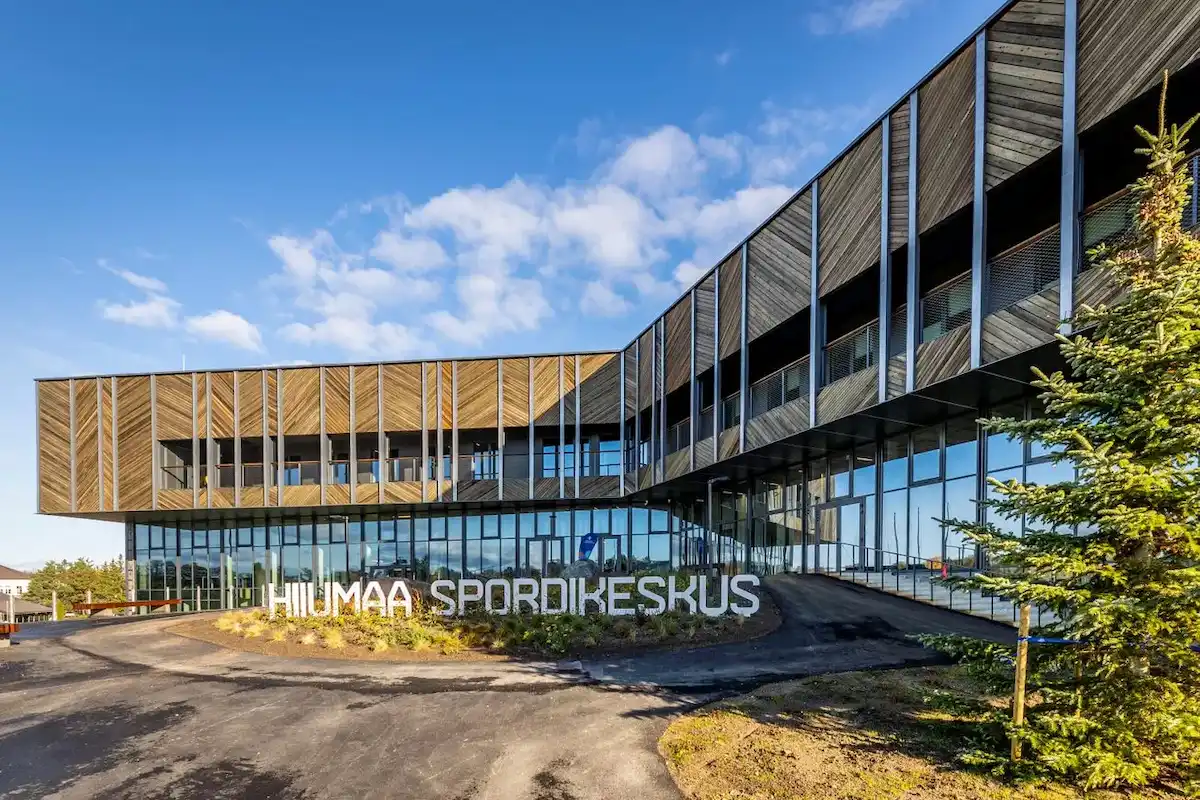 Hiiumaa Spordihoone - kvaliteetsed võimalused spordi nautimsieks: pallimängud, kergejõustik, tennis, jõusaal, rühmatrennid