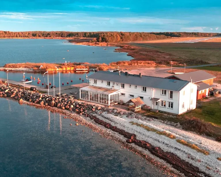 Kärdla Lennujaam ja Roograhu väikesadam koos restoraniga