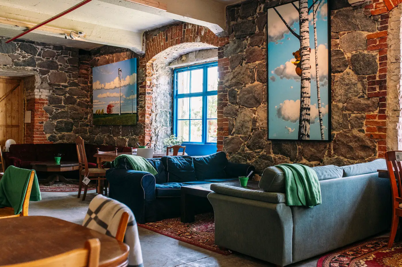 Navitrolla maalinäitus Viscosa Kultuuritehase Art Cafe seintel