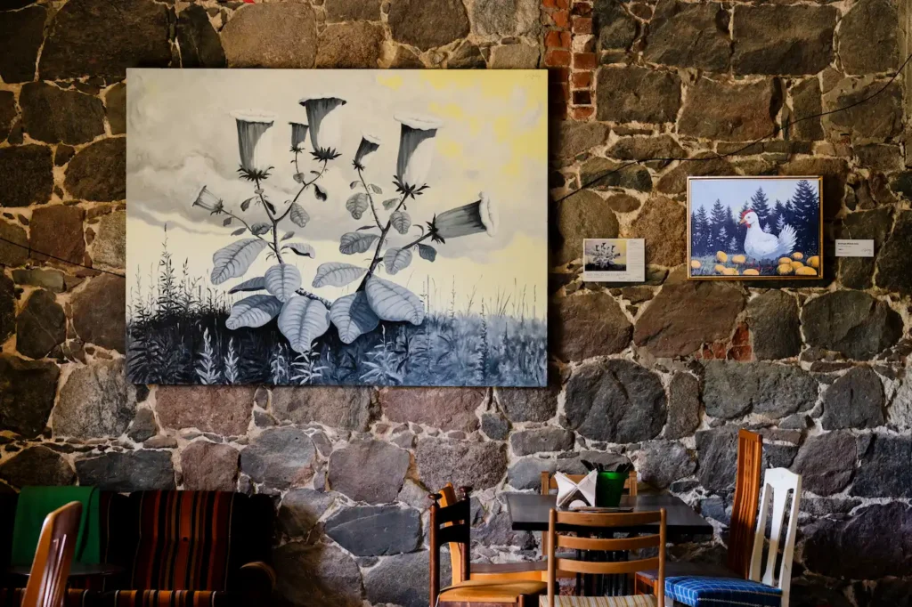 Navitrolla maalinäitus Viscosa Kultuuritehase Art Cafe seintel