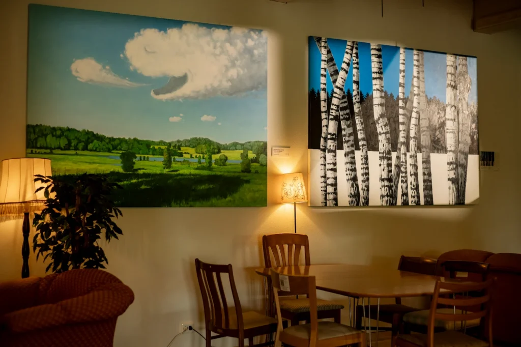 Navitrolla maalinäitus Viscosa Kultuuritehase Art Cafe seintel