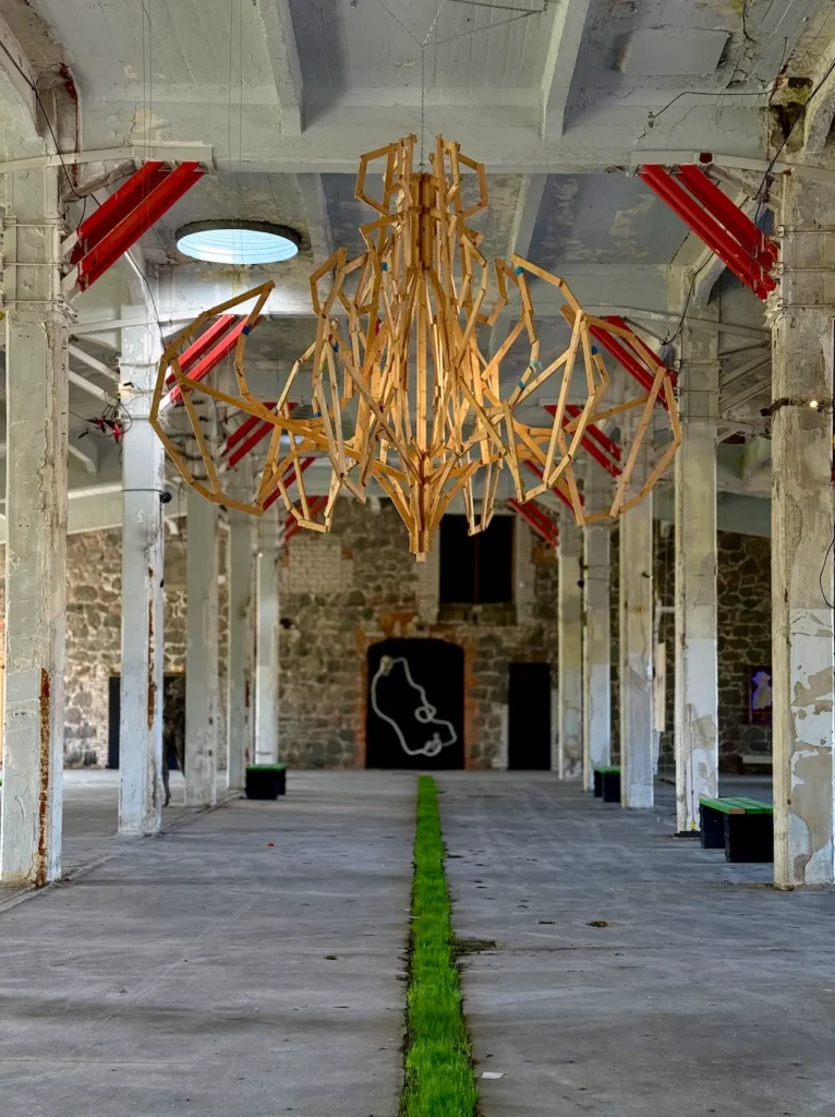 Skulptorite kujurite näitus Fantoom Viscosa kultuuritehases Hiiumaal