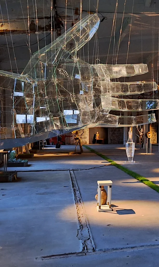 Skulptorite kujurite näitus Fantoom Viscosa kultuuritehases Hiiumaal