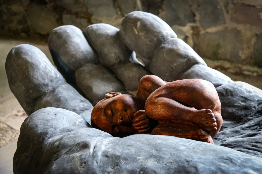 Skulptorite kujurite näitus Fantoom Viscosa kultuuritehases Hiiumaal