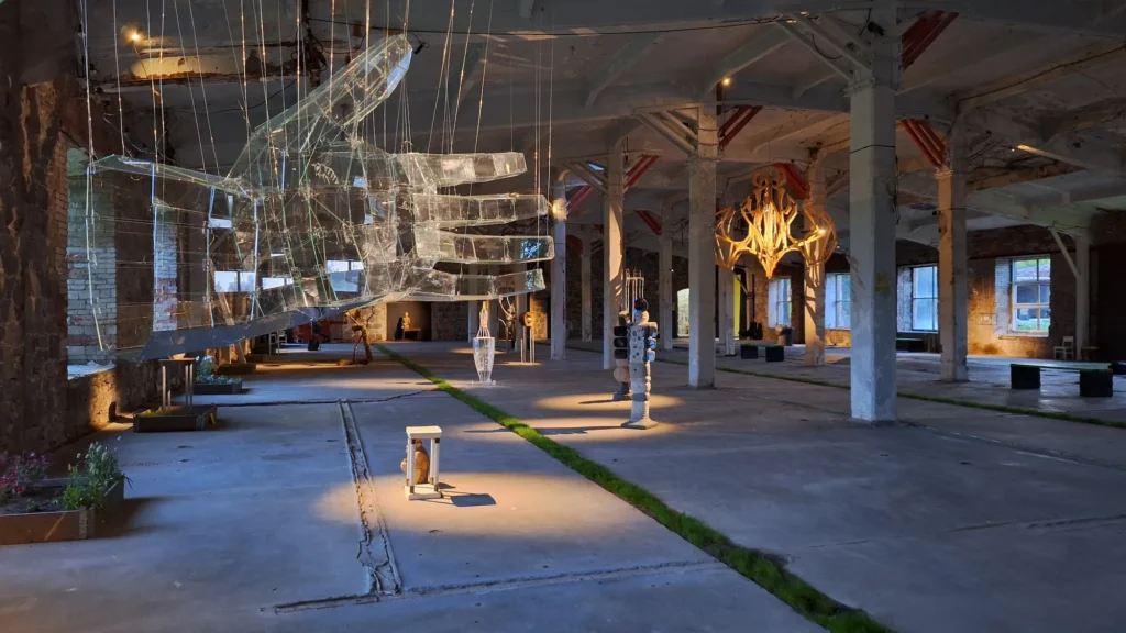 Skulptorite kujurite näitus Fantoom Viscosa kultuuritehases Hiiumaal