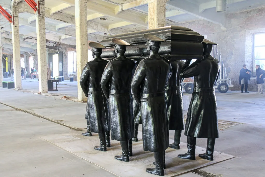 Skulptorite kujurite näitus Fantoom Viscosa kultuuritehases Hiiumaal