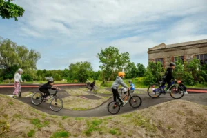 Pumptrack Viscosa Kultuuritehases mida teha lastega Hiiumaal