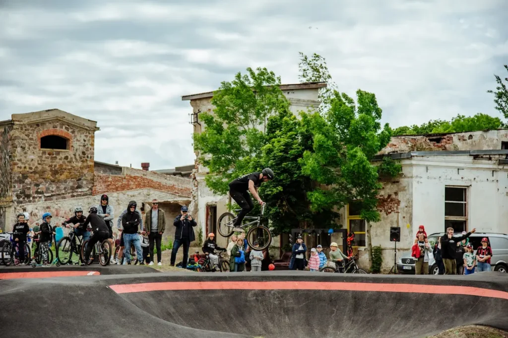 Pumptrack Viscosa Kultuuritehases mida teha lastega Hiiumaal